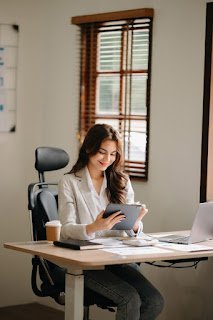 How to Stay Productive All Day Without Feeling Burned Out Person working productively at a clean desk while staying focused and stress-free during the day.